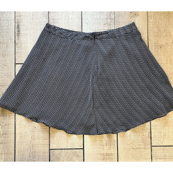 Vince Camuto Womens Skirt Size Medium Black White Mini Geometric Side Zipper - Picture 2 of 7